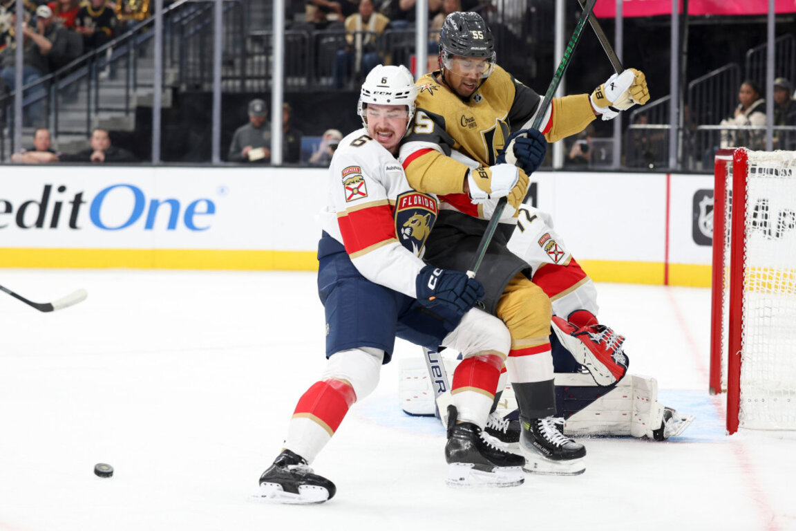 Напрегнат момент пред вратаря на Флорида Бобровски.