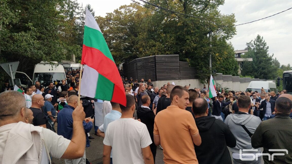 Походът за демокрация стигна до хотел "Берлин"