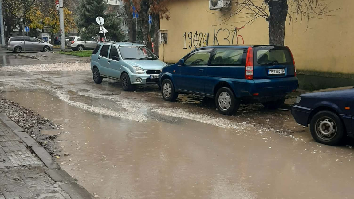 Още чистят улиците в район "Южен" след проливния дъжд