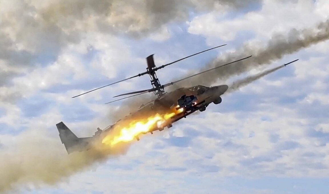 Боен хеликоптер Ка-52 "Алигатор", участващ в съвместните военни учения "Запад-2025" на руските и беларуските въоръжени сили на неразкрито място в Русия.