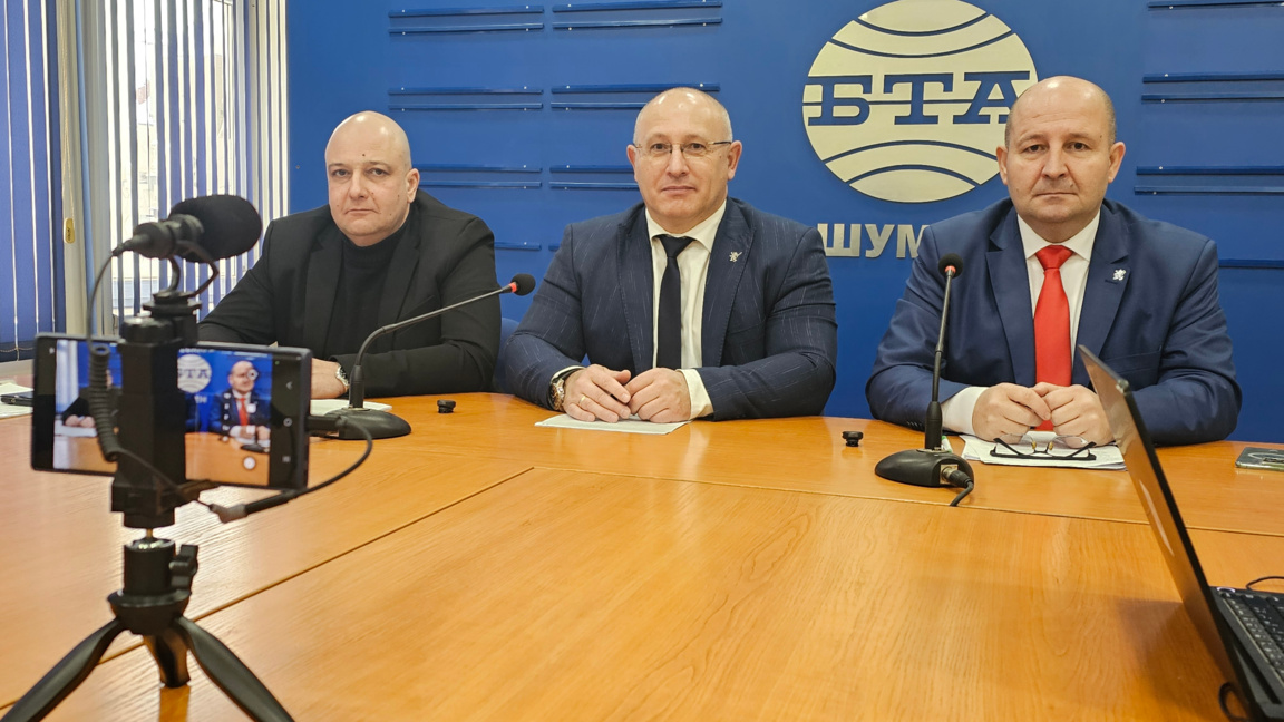 Съветникът Борислав Костов, народният представител Веселин Вешев и председателят на "Възраждане" в Шумен Ивайло Обретенов.