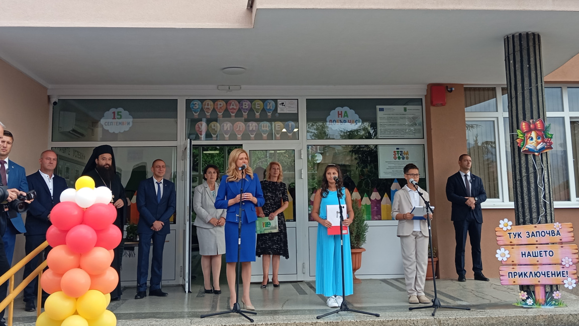 Михаела Доцова откри учебната година в родното си училище