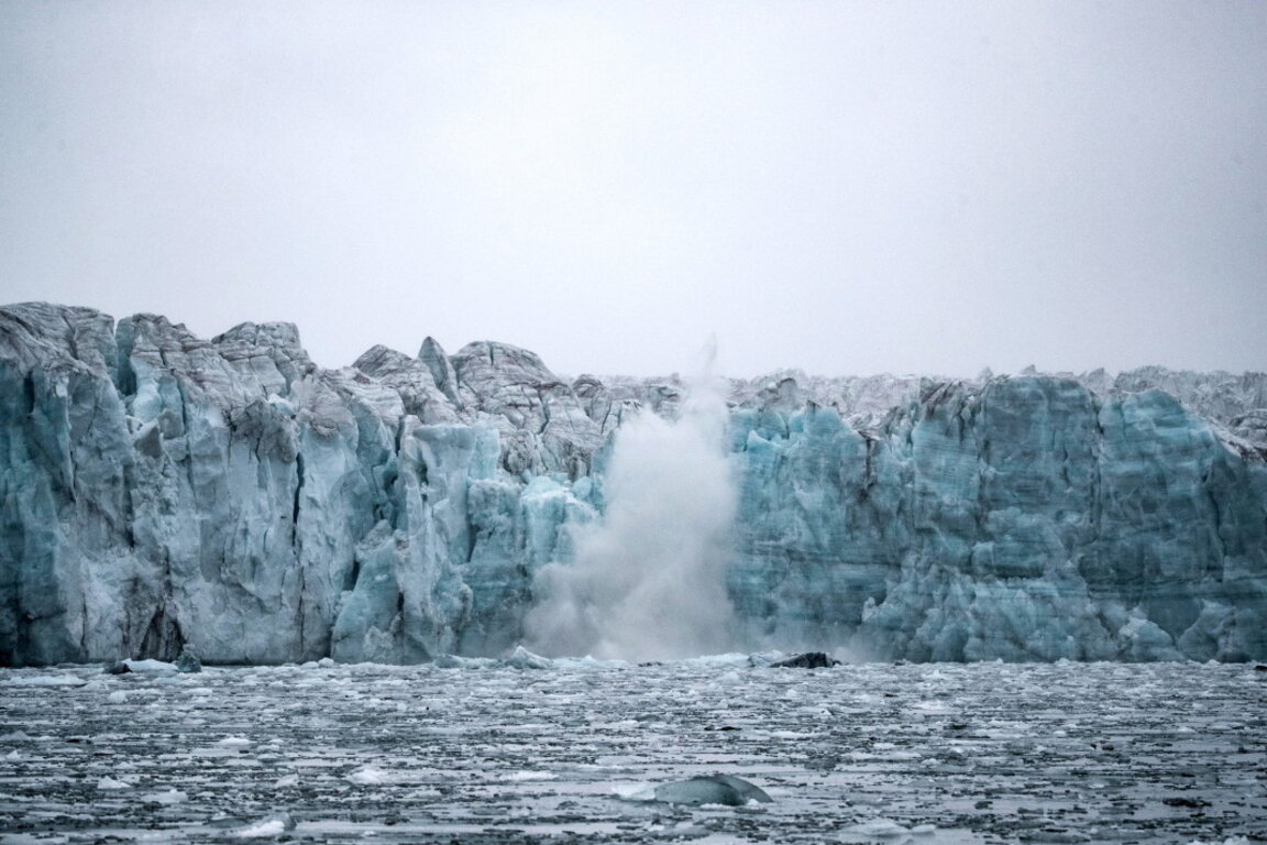 Ледникът Borebreen на островите Шпицберген (dрхипелагът Свалбард) , Норвегия, архив, август 2024 г.