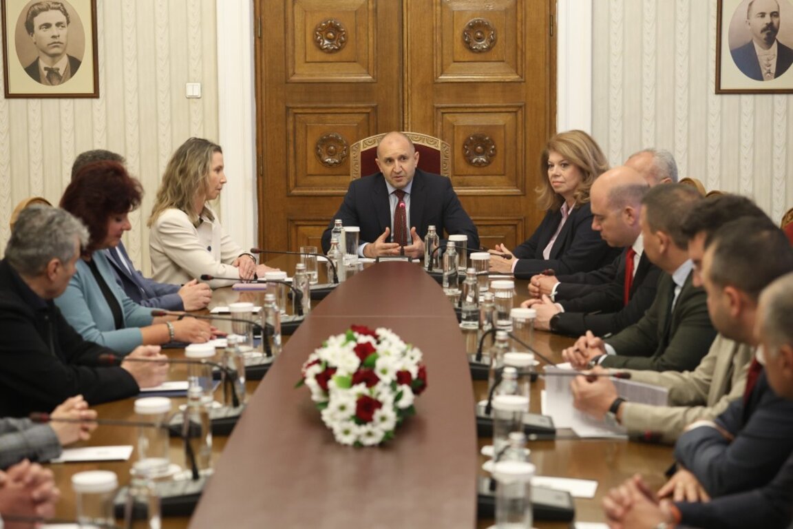 Президентът Румен Радев се срещна с представители на Съюза на ректорите, които обявиха начало на протест в университетите заради ниското заплащане - 15 май 2024 г.