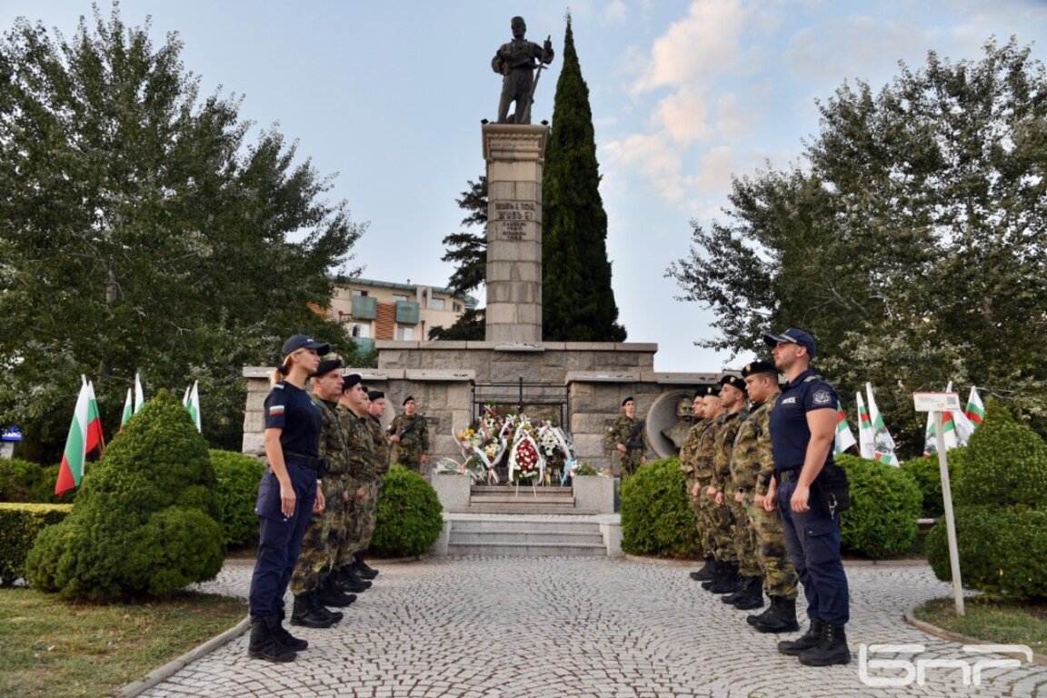 Сливен отбеляза Съединението с трибагреник, дълъг 140 метра
