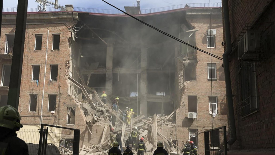 Епасителни екипи край пострадала сграда при атаките в Днипро