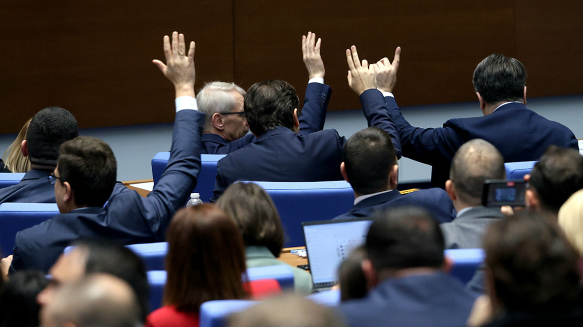 La démission du gouvernement avalisée par le Parlement…