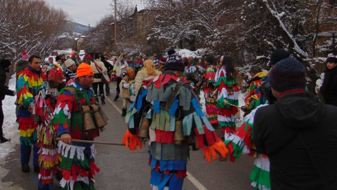 Сурвакарите на хорото никога не се хващат за ръце