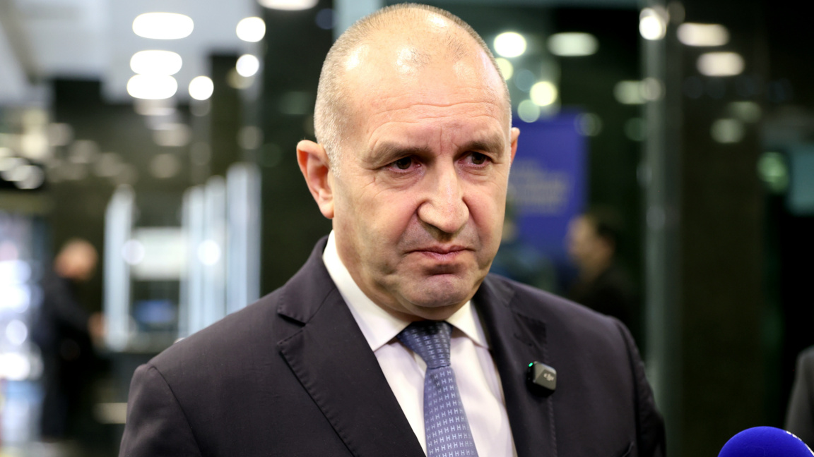 Президентът на България в периода 2016-2026 Румен Радев и част от икономическия екип на Коалиция „Прогресивна България“ дават брифинг след среща с БТПП.