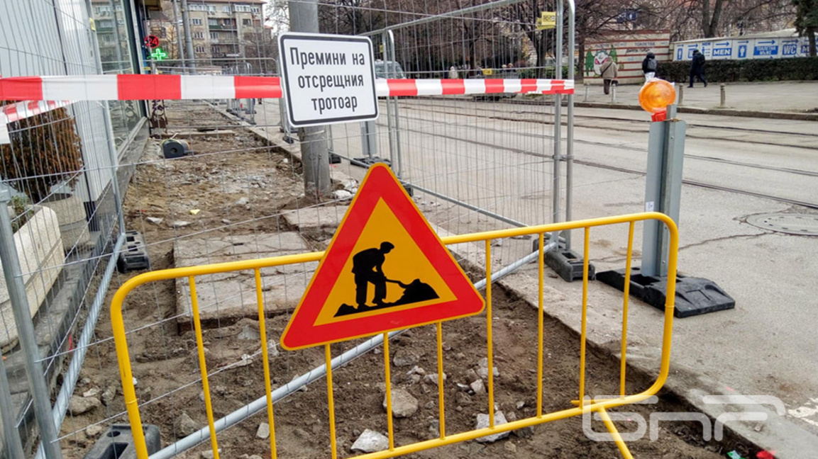 Ремонтират тротоара, водещ към Дома на киното