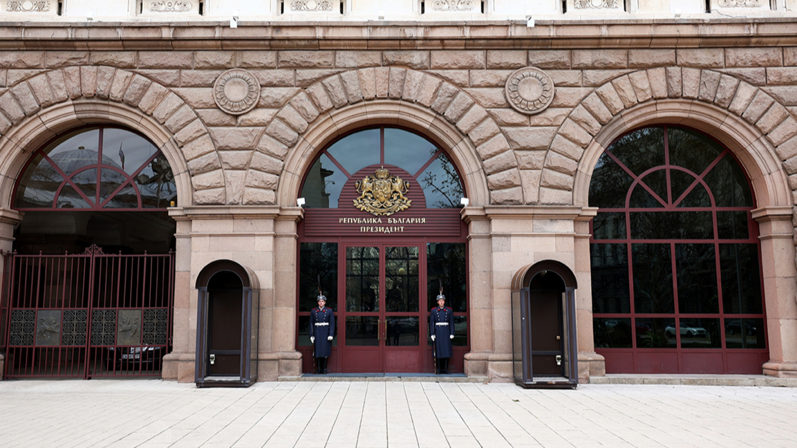 Президентът връчва третия мандат за формиране на правителството на АПС