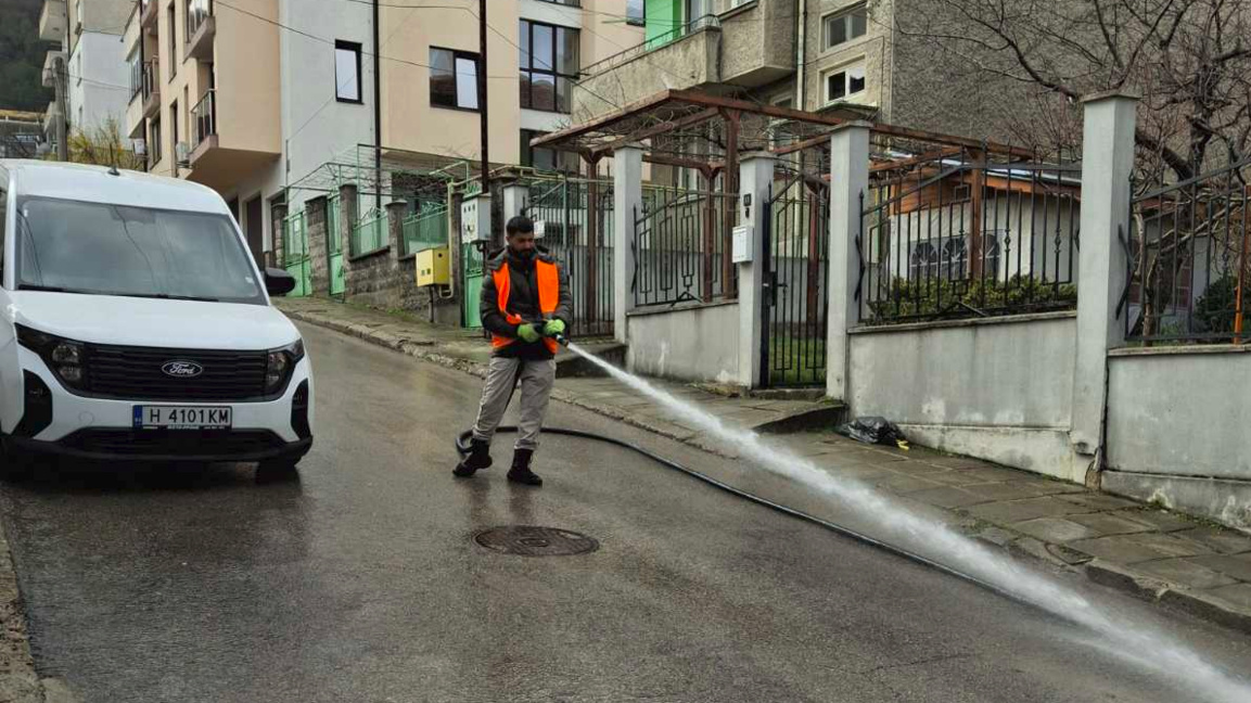 Чистят и мият улиците в Шумен