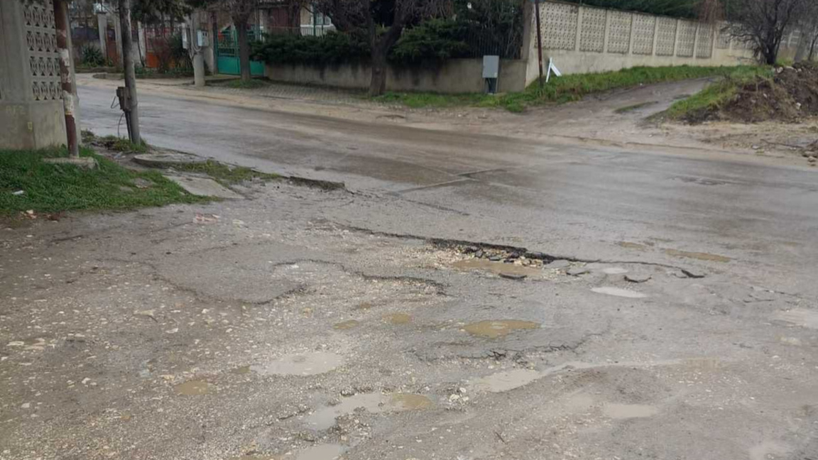 "Кръпки върху кръпки": Ще стигнат ли парите за пътни ремонти в "Приморски"?