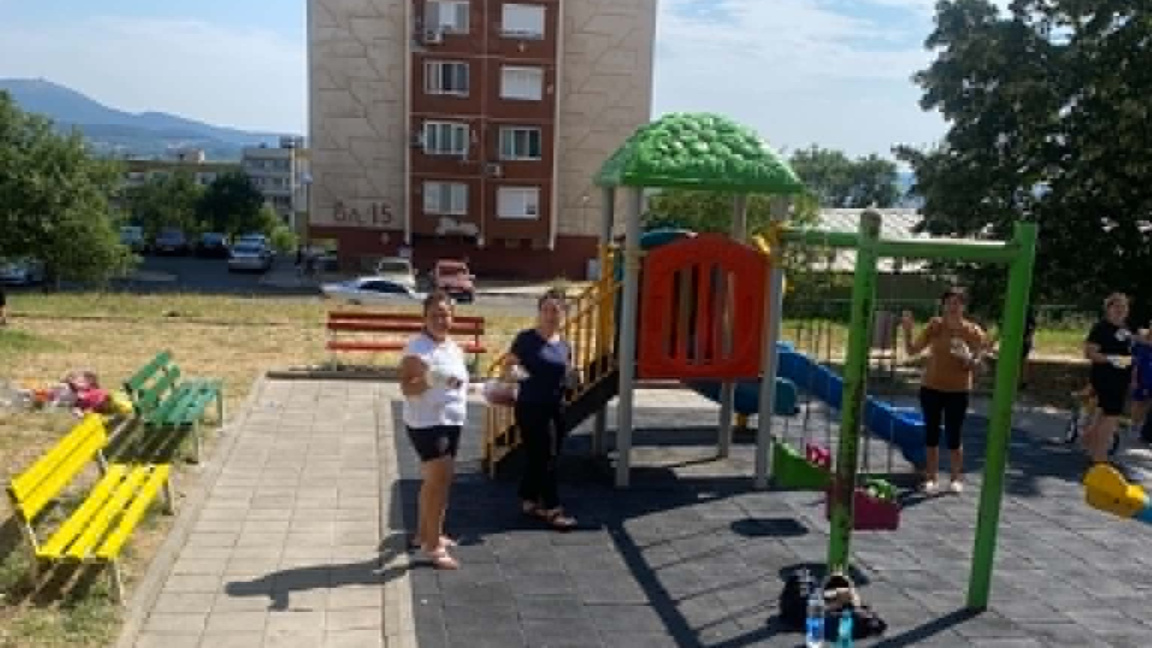 Майки превърнаха междублоково пространство във „Възрожденци“ в по-цветно място