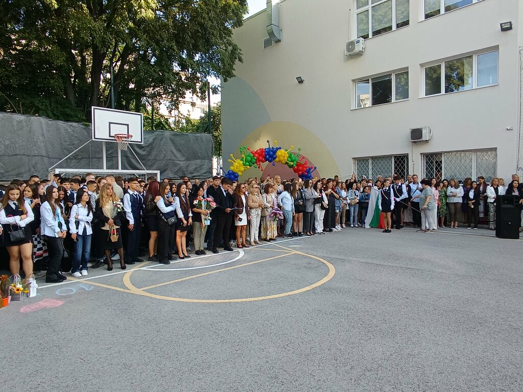 Със 100% запълнен капацитет ПГТ "Проф. д-р Асен Златаров" откри новата година