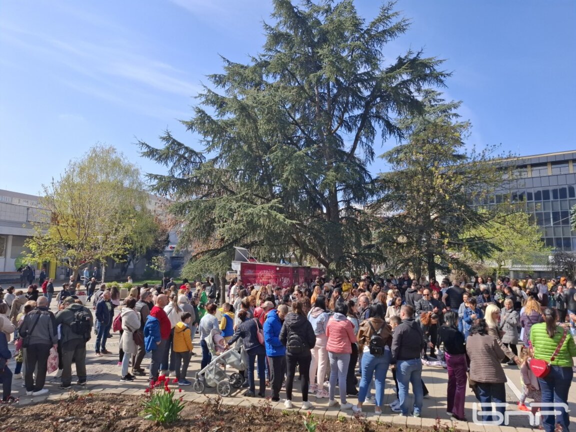 Стотици благоевградчани на шествие в памет на Сияна