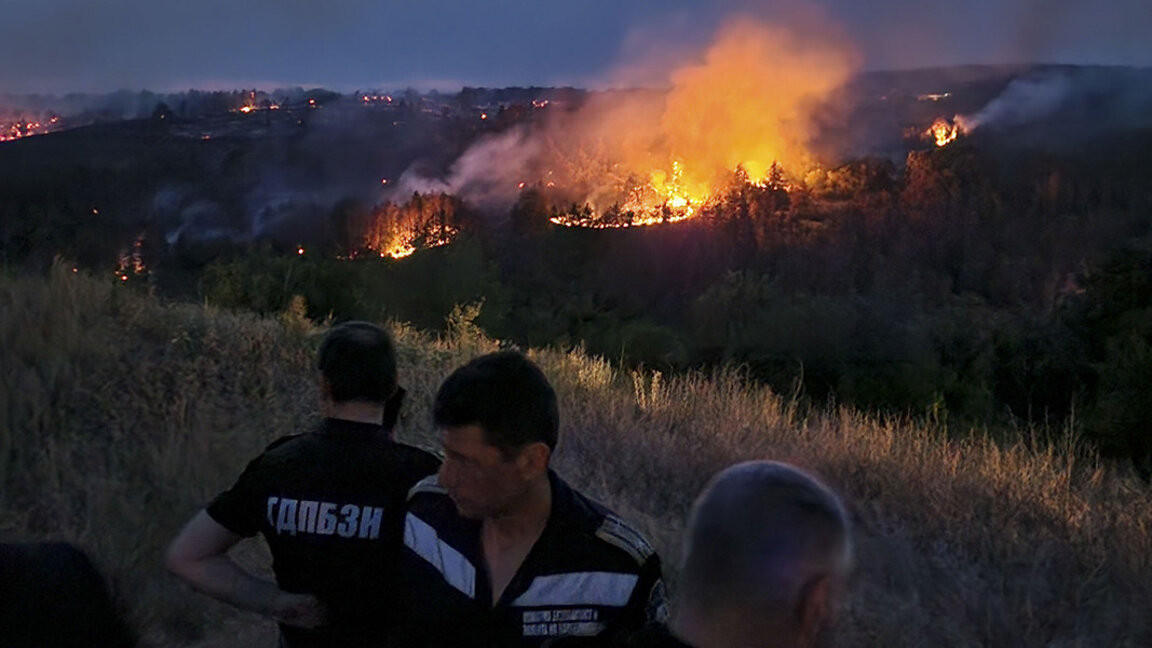 Над 30 къщи са изгорели в Трънско