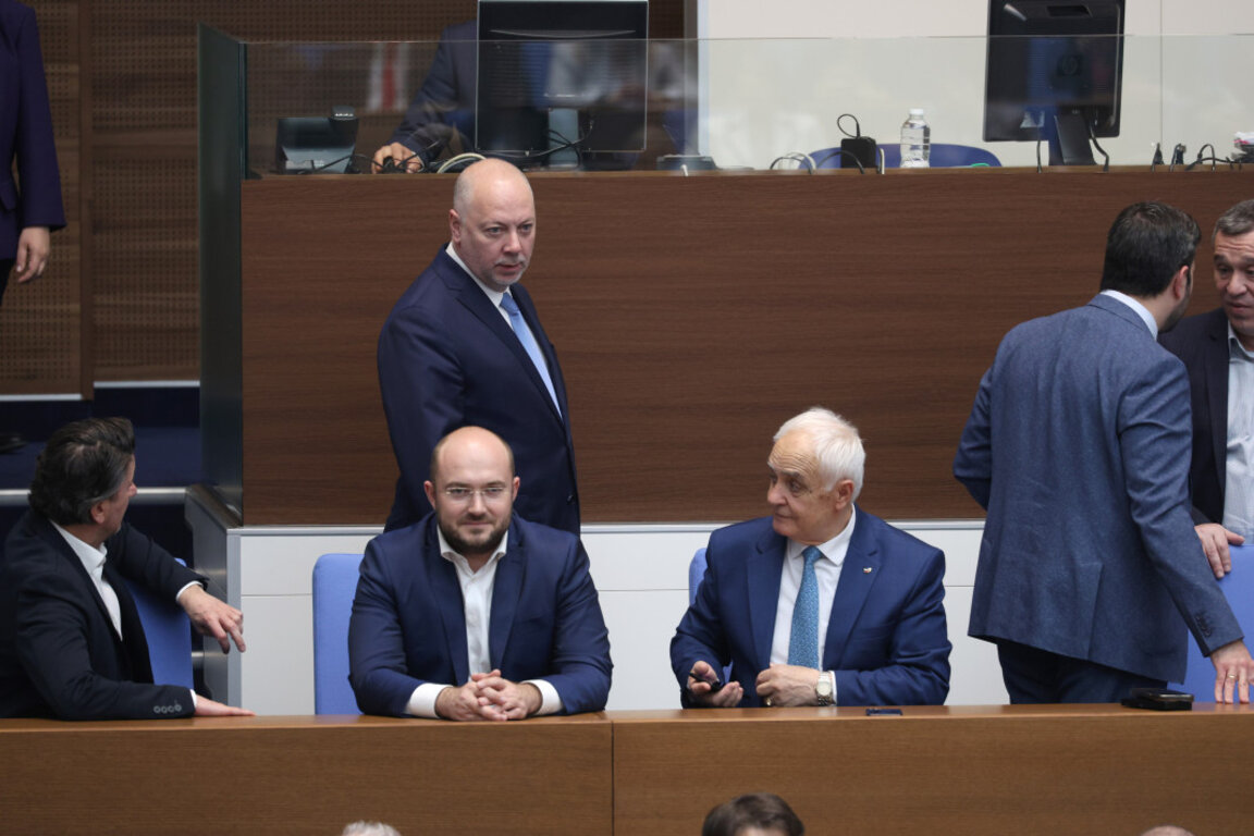 Премиерът Росен Желязков и министри в залата на НС, докато депутатите гласуват вторият вот на недоверие към кабинета  - 17 април 2025 г.