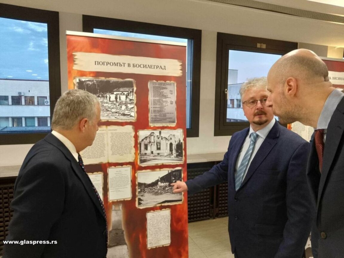Доц. д-р Ангел Джонев  (в средата) показва фотоси от изложбата.