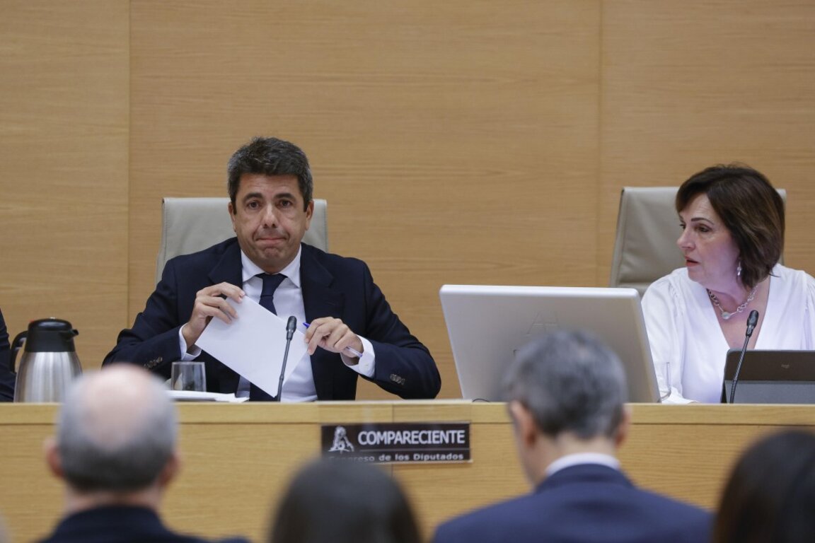 Карлос Масон (вляво) на заседание на парламентарната комисия, разследваща реакциите при наводнението във Валенсия, Мадрид, Испания, 17 ноември 2025 г.