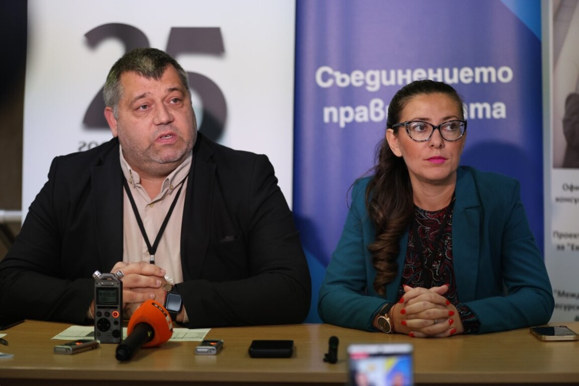 Председателят на Районната избирателна комисия (РИК) Мартин Бусаров и секретарят на РИК - Благоевград Йорданка Борисова.