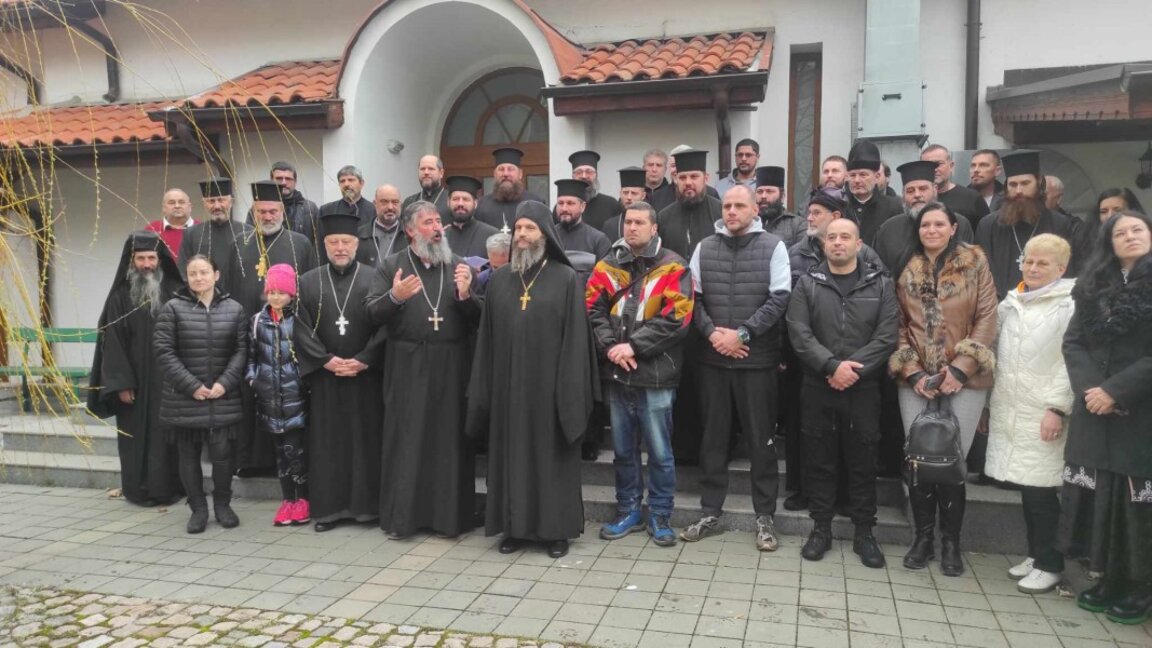 Свещеници от Бургаската духовна околия: Не сме разколници