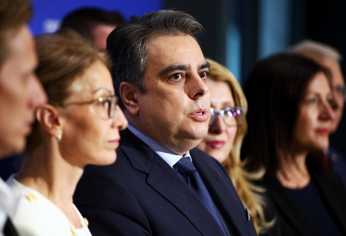 Брифинг на новоизбраното ръководство на „Продължаваме промяната“, в центъра е Асен Василев -  28 септември 2025 г.