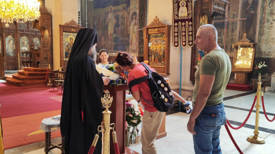 Поклонение пред чудотворната мироточива Хавайска Иверска икона на Пресвета Богородица.