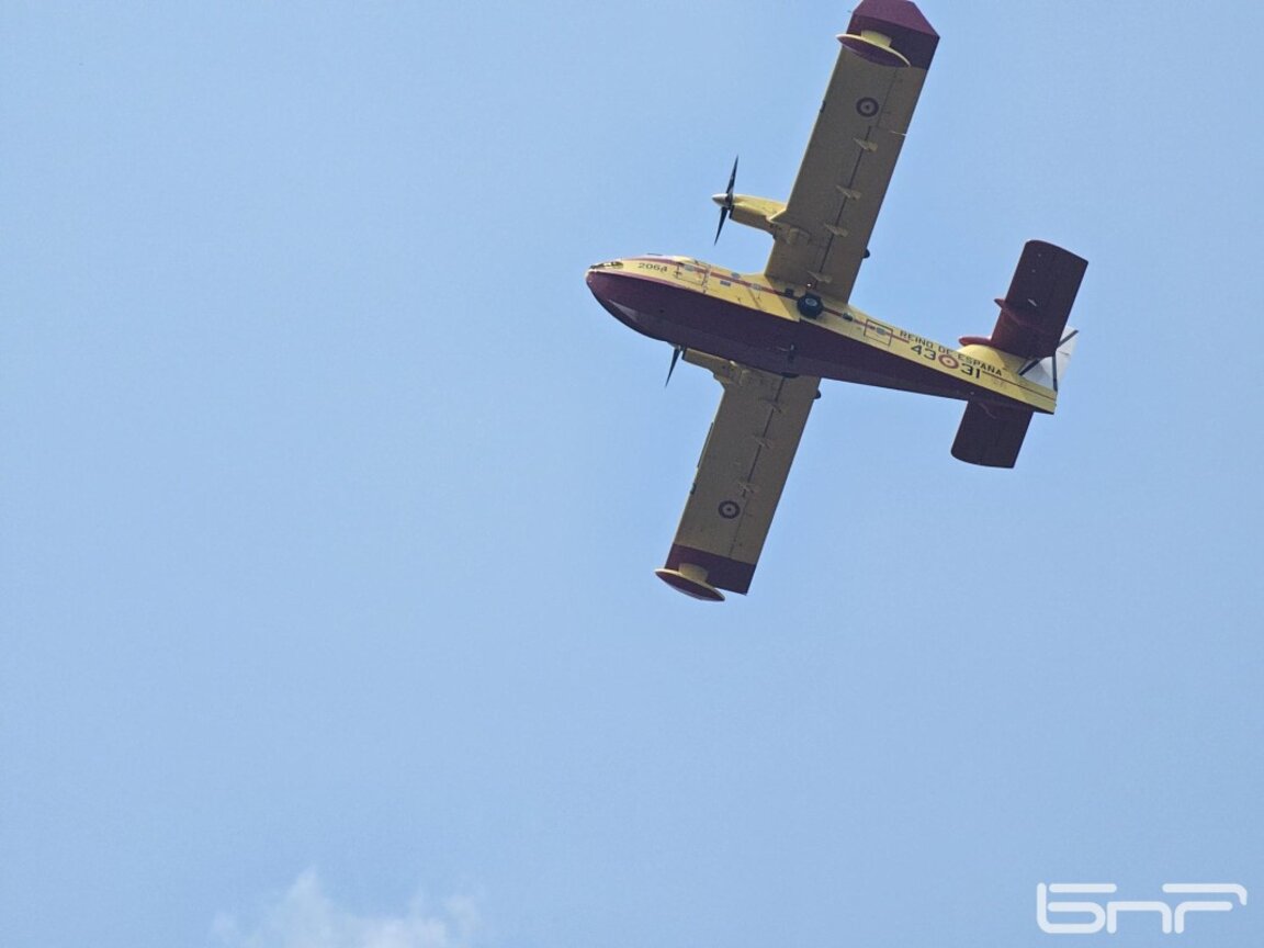 Два испански самолета за борба в пожарите се включиха в борбата с огъня в района Странджанското село Воден.
