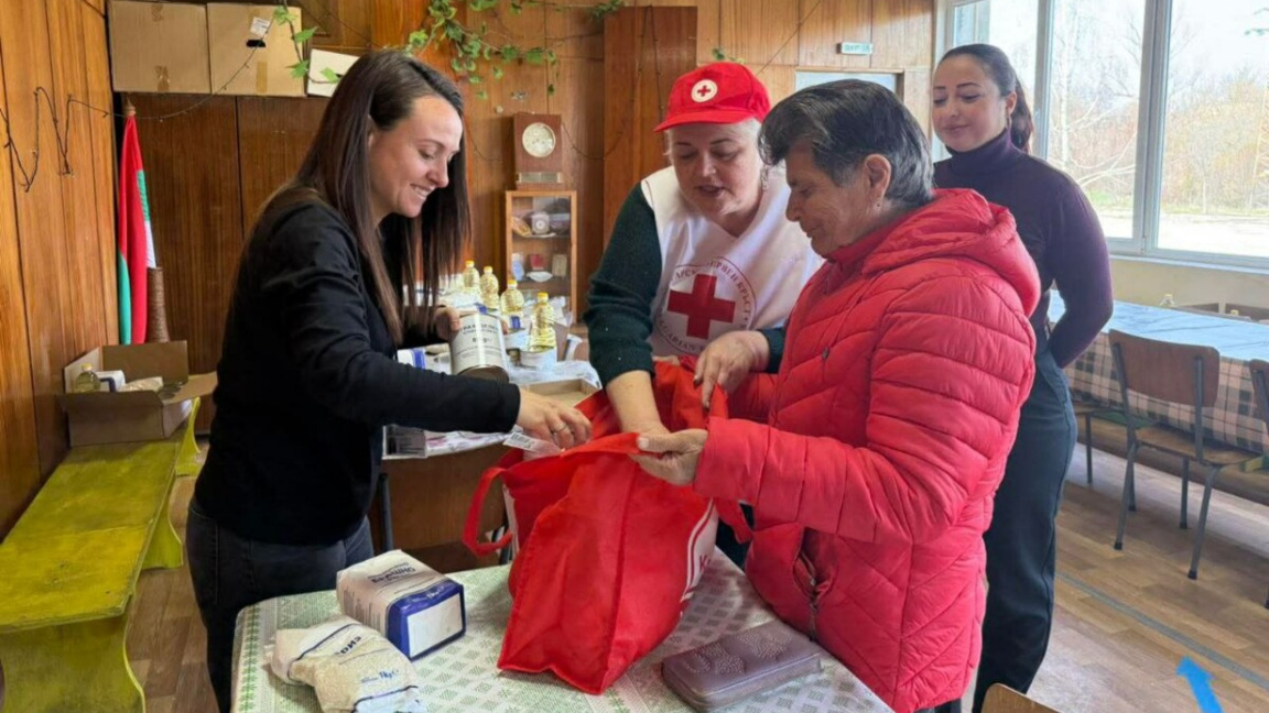 Раздаване на хранителни пакети за домакинствата в нужда в Русенска област