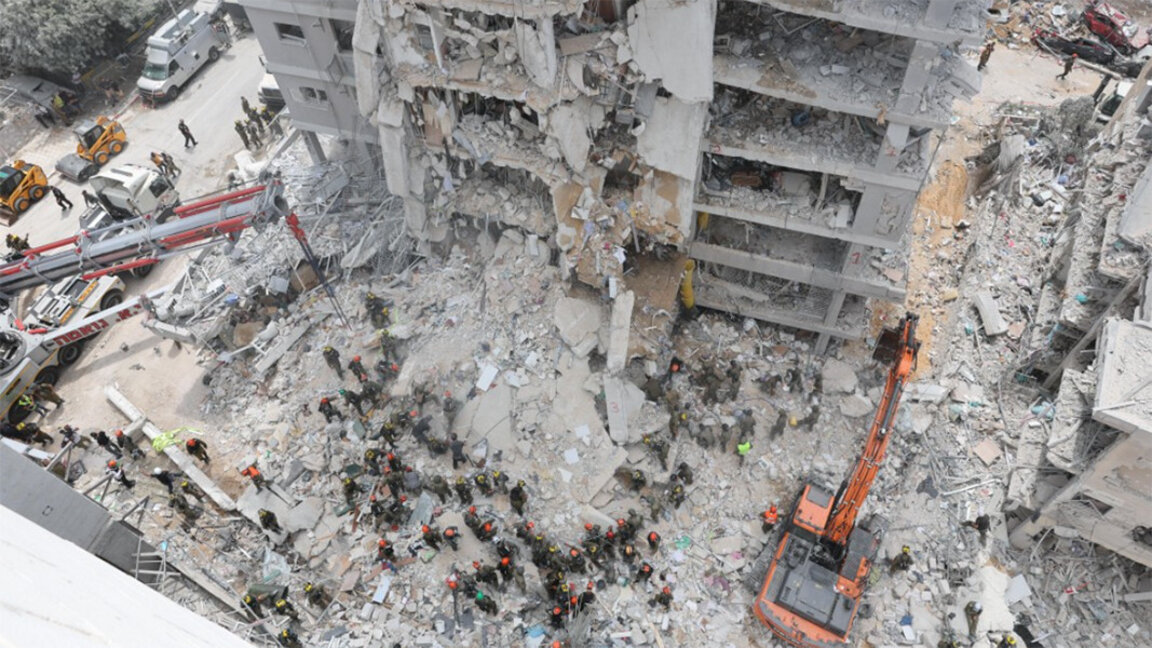 Многоквартирный дом, частично разрушенный в результате иранского ракетного удара в Бат-Яме, 15 июня 2025 г.