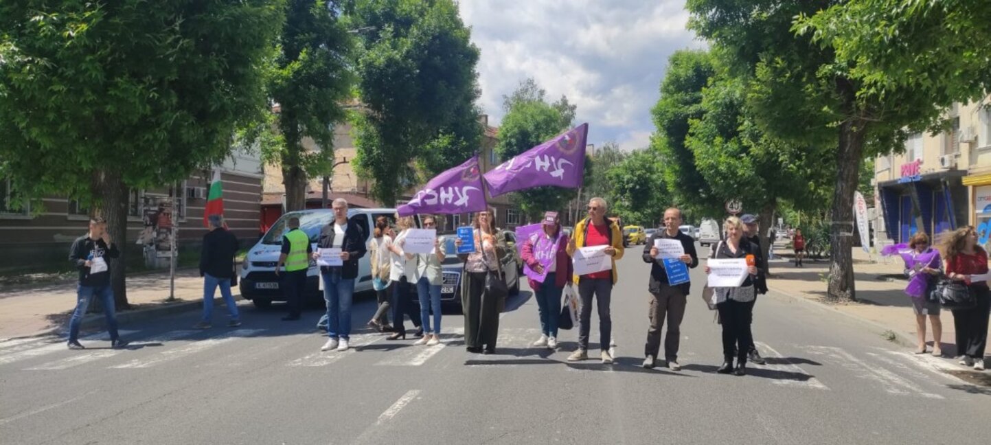 Журналисти от обществени медии в Кърджали излязоха на протест с искане за по-високи заплати