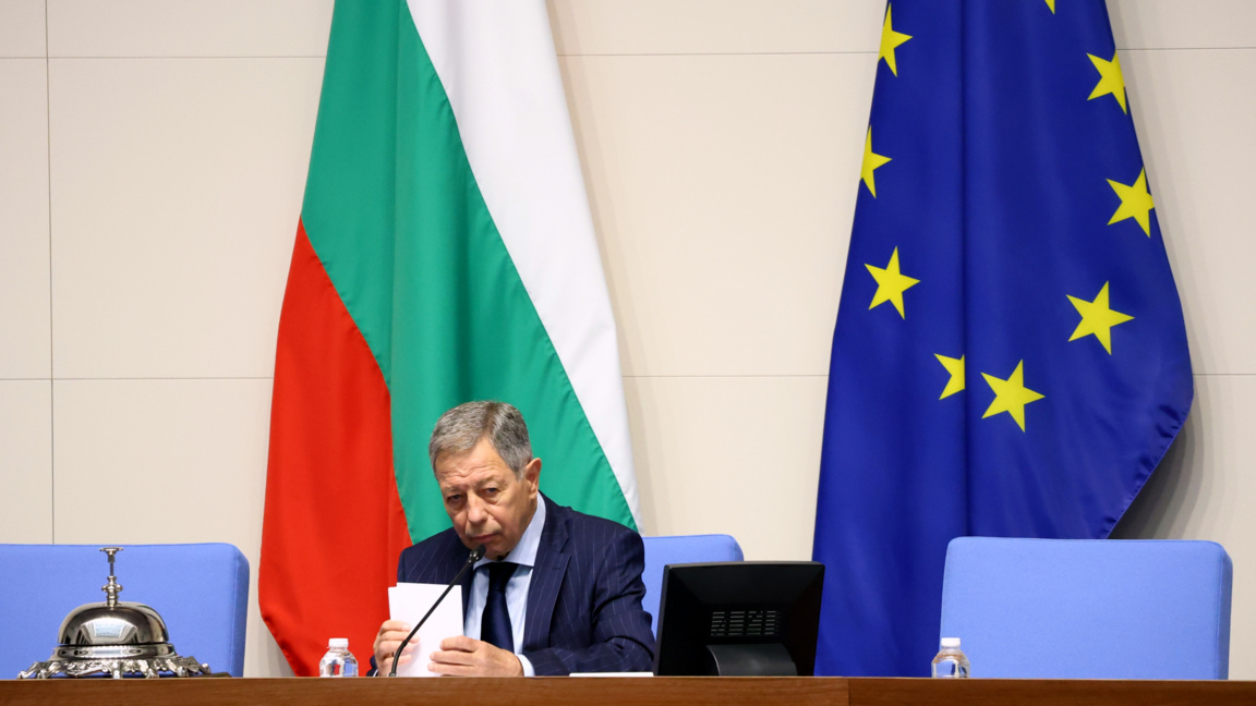 Румен Миланов - най-възрастният депутат откри 52-рото НС