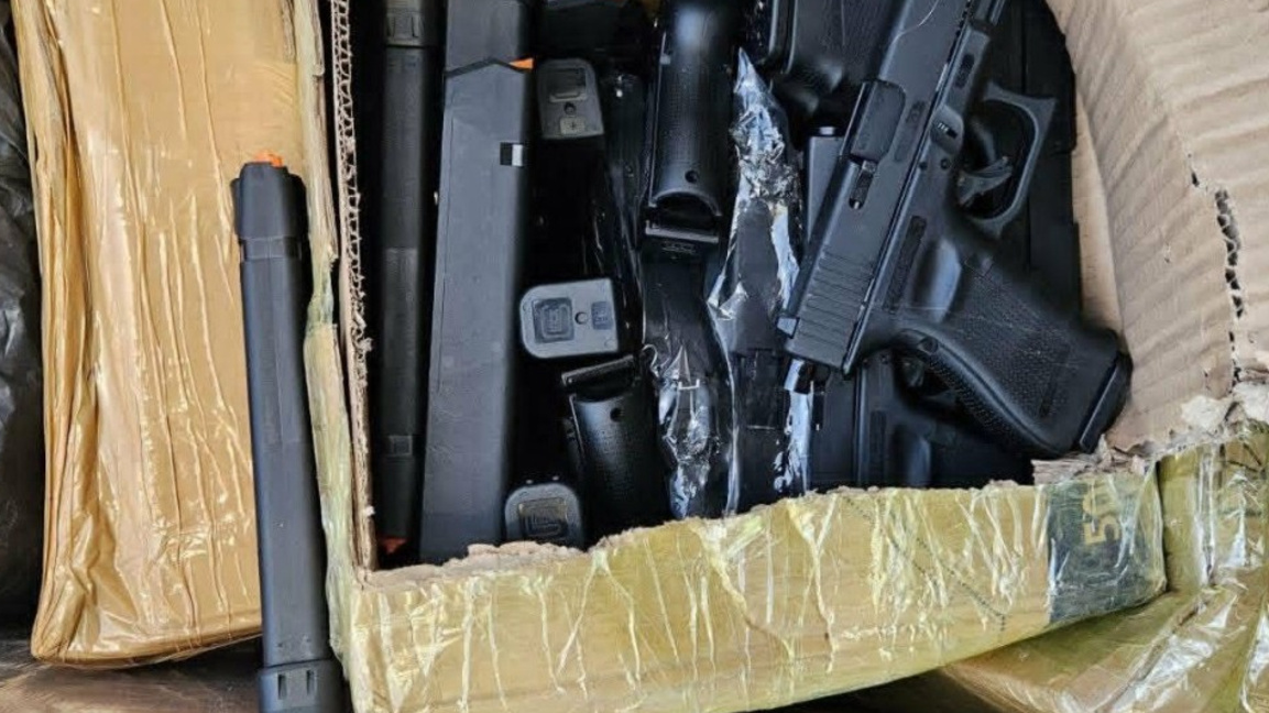 Турски гражданин е обвинен  в контрабандно пренасяне на близо 200 огнестрелни пистолета и 120 пълнителя за патрони