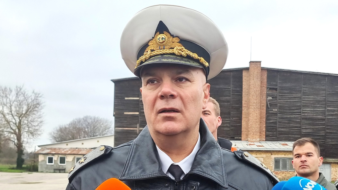 В авиобаза "Чайка" командирът на Военноморските сили на България контраадмирал Кирил Михайлов представя членове на екипажите, участвали в евакуацията на моряци от танкера "Кайрос"