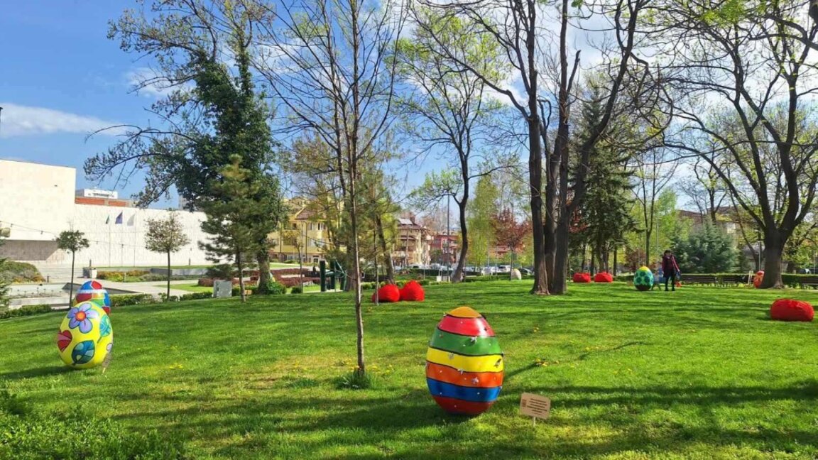 Пъстри еднометрови великденски яйца красят Кюстендил