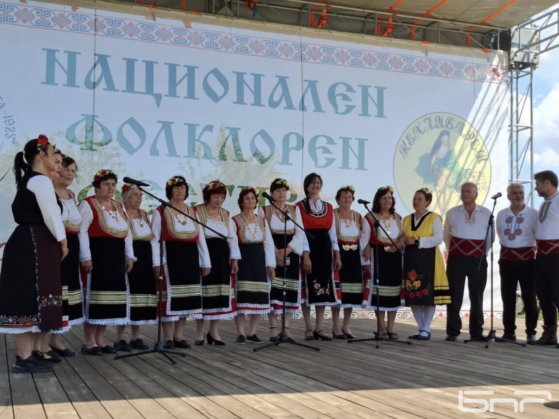 "Кехлибарен грозд“: Пъстрият портрет на живия фолклор