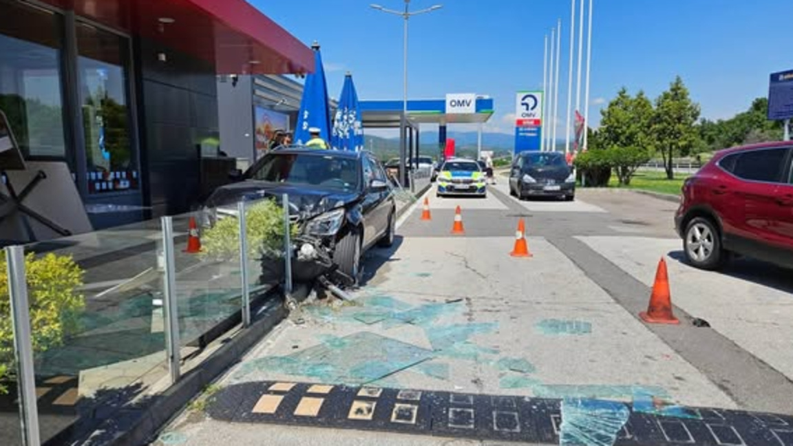 Автомобил се вряза в заведение на АМ „Тракия“
